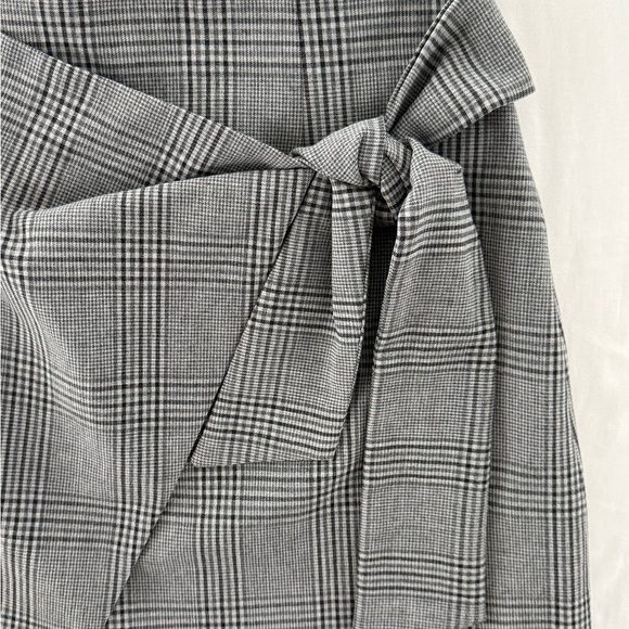 Aritzia Wilfred Dorine Wrap Front Mini Skirt Plaid Wool/Cashmere Size 0 Gray - Picture 3 of 7